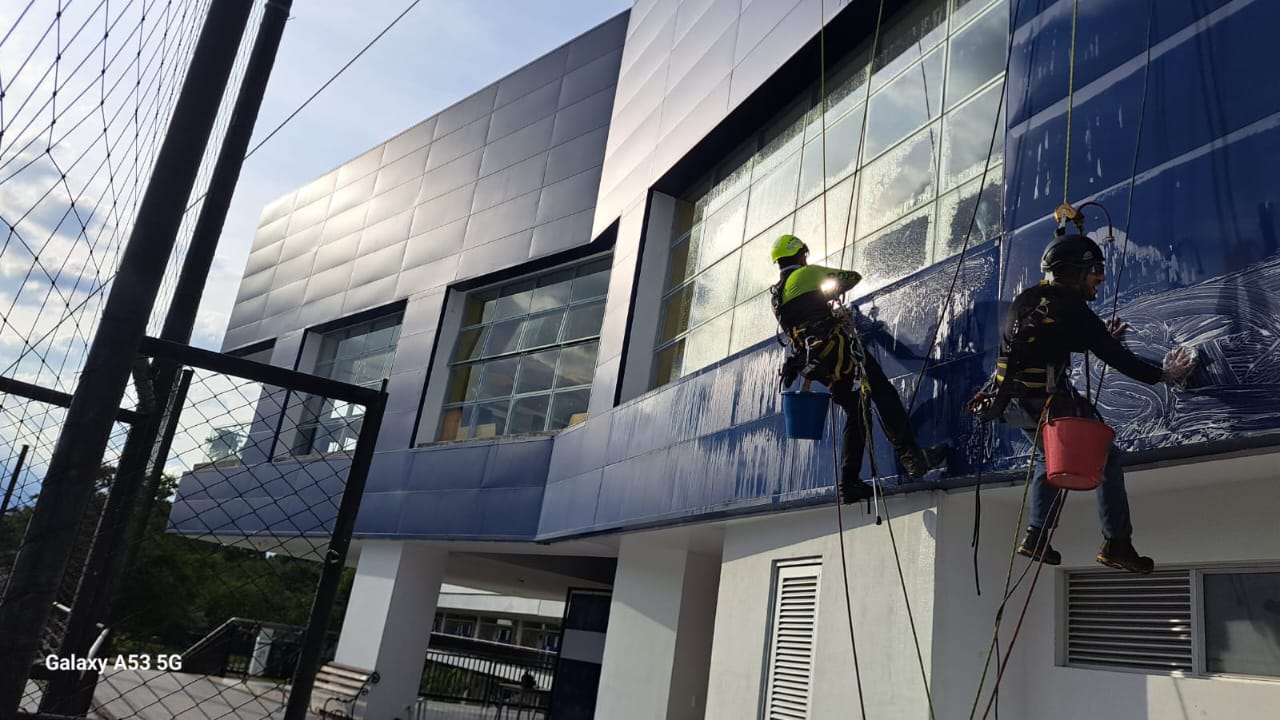 Equipo de Control Max Solutions en acción